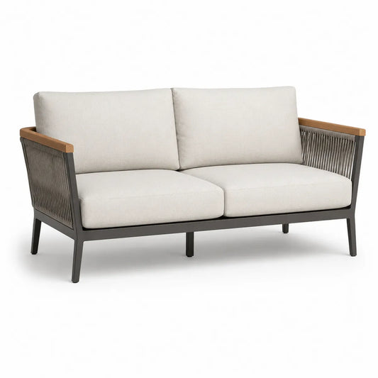 Dwuosobowa sofa ogrodowa aluminiowa z poduszkami beżowymi i podłokietnikami z drewna tekowego