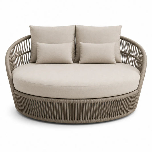 Owalna sofa ogrodowa z plecionym wykończeniem i poduszkami beżowa