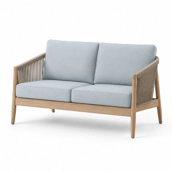 Dwuosobowa sofa z drewnianą ramą i jasnoniebieskimi poduszkami